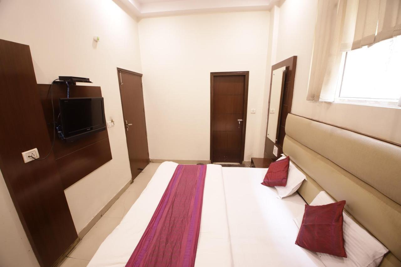 Hotel Golden Wings New Delhi Bagian luar foto